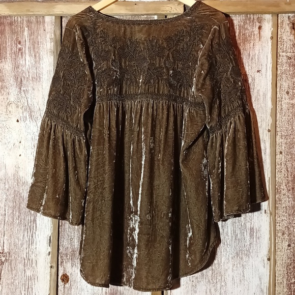 ivy jane Tops - Ivy Jane chocolate crushed velvet embroidered flair sleeve baby doll style Large